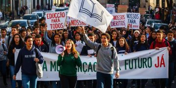 Guerra Híbrida: Penetração Ideológica em Ambiente Estudantil
