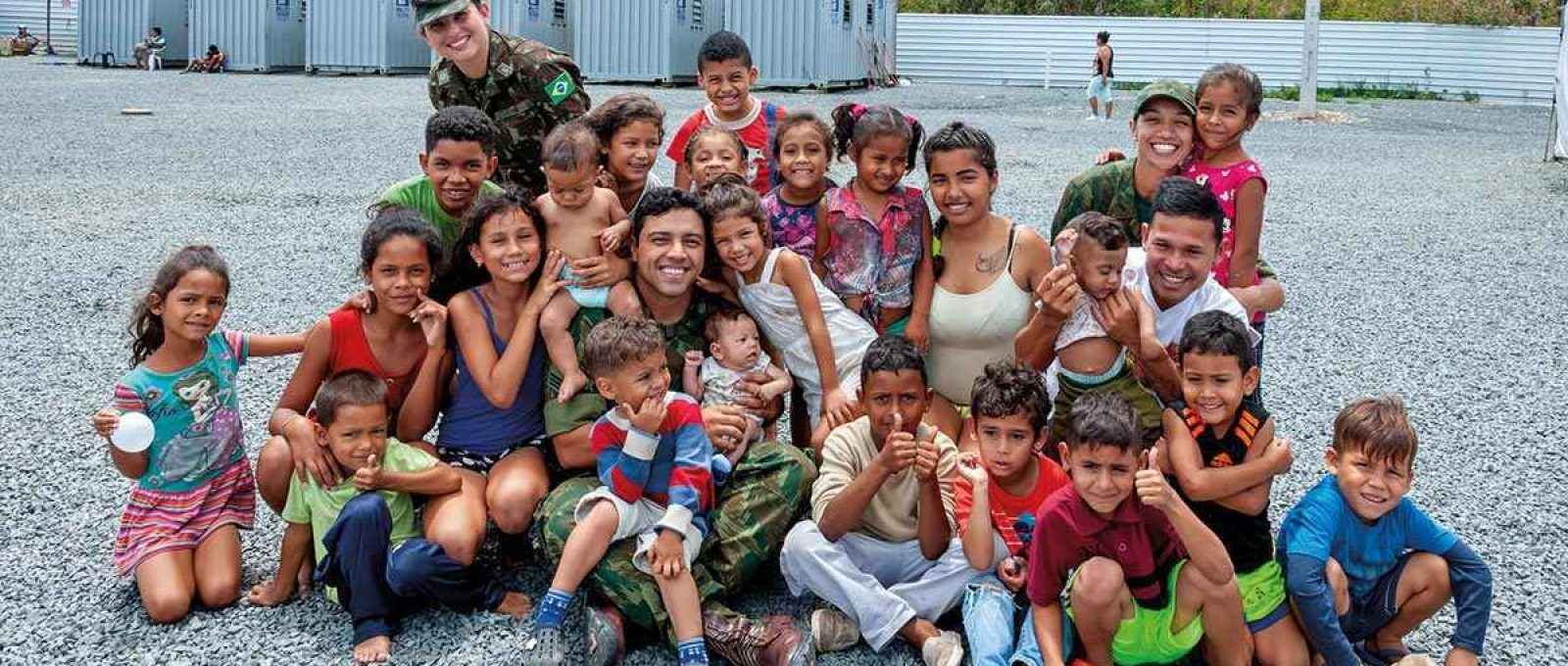 01-Militares-com-crianças