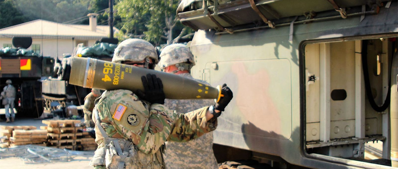 Militar dos EUA carregando munição DPICM de 155 mm durante um exercício na Coreia do Sul em 2016 (Gabriel Jenko/US Army//Wikimedia Commons).