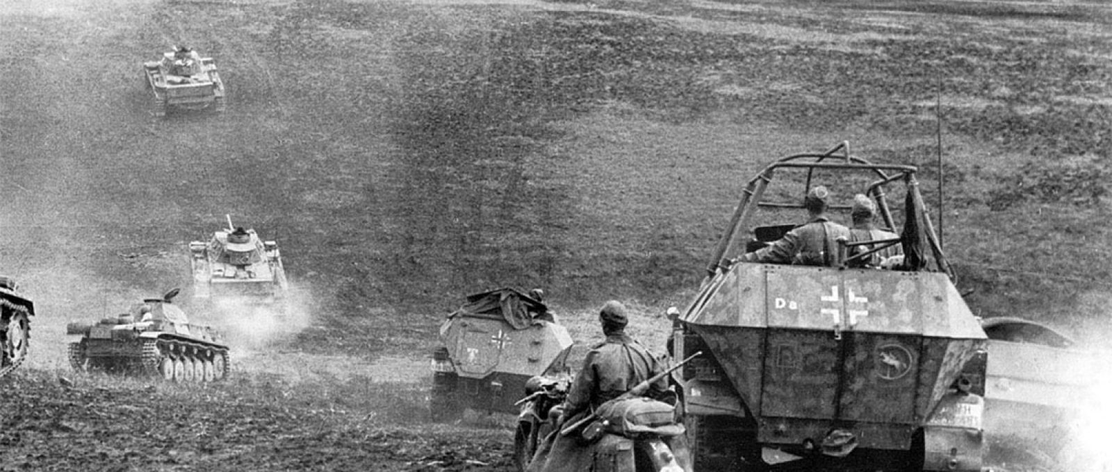 Elementos da 24ª Divisão Panzer da Wehrmacht avançam em direção a Stalingrado em agosto de 1942 (Wikimedia Commons).