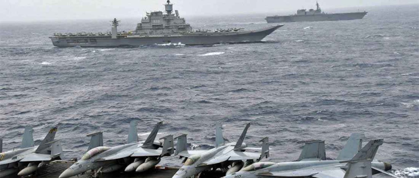 Embarcações da Força de Autodefesa Marítima do Japão, da Marinha dos EUA, e da Marinha Indiana em exercício conjunto na Baía de Bengala em 17 de julho de 2017 (Foto: Kyodo).