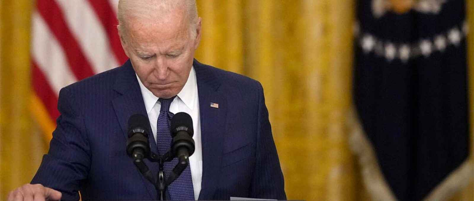 O presidente Joe Biden fala sobre a situação em Cabul, Afeganistão, sendo questionado por repórteres na Casa Branca, na quinta-feira 26 de agosto (Foto: Drew Angerer/Getty Images).