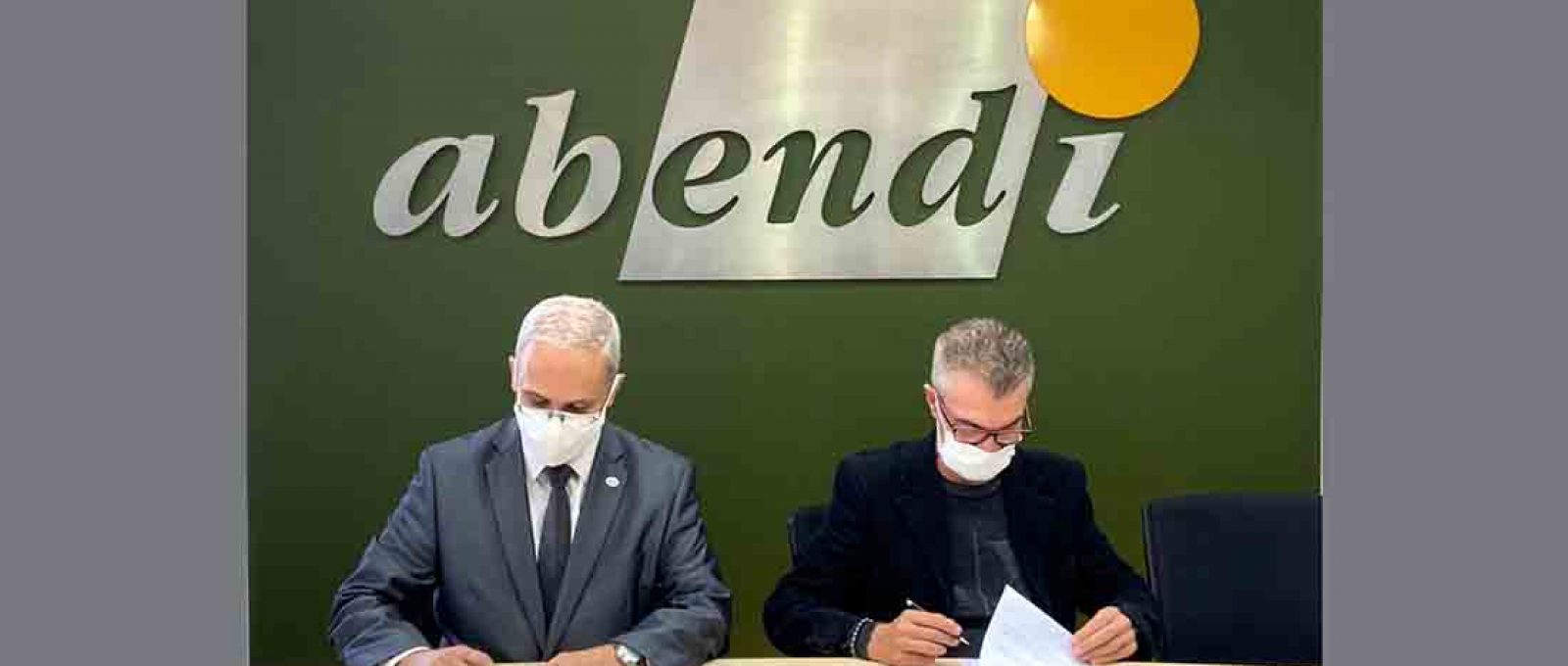 O diretor técnico da ABIMDE, coronel Armando Lemos (à esq), assina o documento ao lado do diretor da ABENDI, João Conte (Foto: Divulgação).