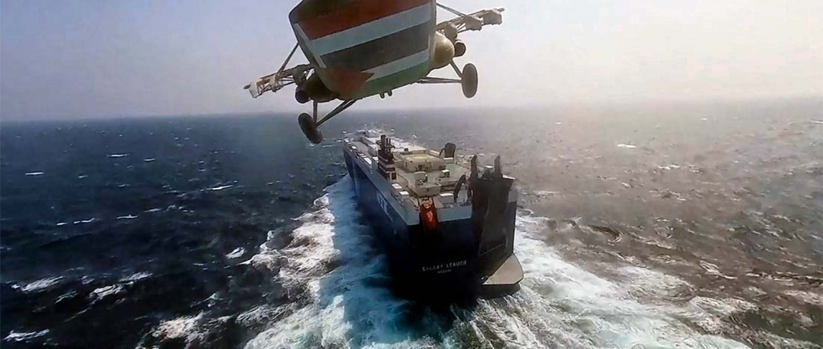Um helicóptero das forças Houthi se aproxima do navio de carga Galaxy Leader em 19 de novembro de 2023 no Mar Vermelho (Centro de Mídia Houthi via AP).