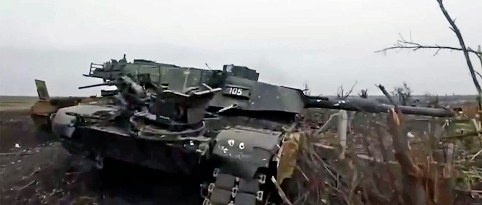 Um tanque Abrams de fabricação americana fornecido à Ucrânia destruído na área de Avdeevka (Ministério da Defesa da Rússia via Sputnik).