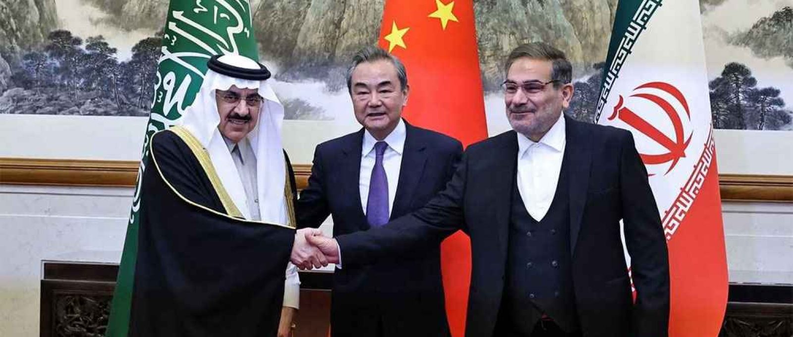 Wang Yi, (centro), principal autoridade da política externa da China, com Ali Shamkhani, (dir.), secretário do Conselho de Segurança do Irã, e Musaad bin Mohammed Al Aiban, ministro de Estado da Arábia Saudita, em Pequim (China Daily via Reuters).