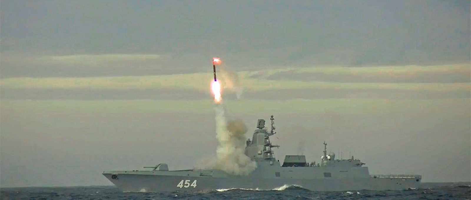 Míssil hipersônico Zircon lançado da fragata Almirante Gorshkov da Marinha russa durante teste no Mar de Barents, snapshot de vídeo de 28 de maio de 2022 (Ministério da Defesa da Rússia/Reuters).