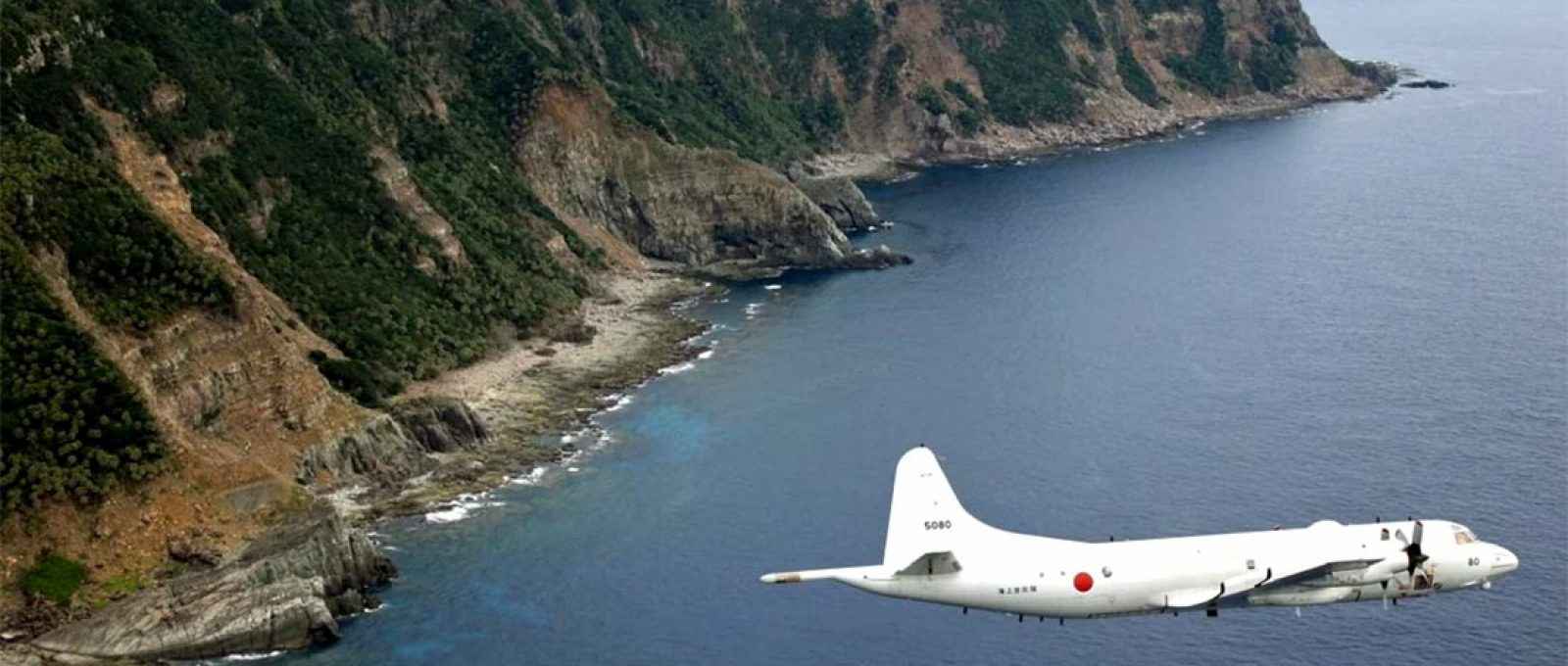 Aeronave de vigilância da Força de Autodefesa Marítima do Japão sobrevoa as disputadas ilhas que a China chama de Diaoyu e o Japão chama de Senkaku. Tóquio está aprimorando suas capacidades de defesa em novos domínios, com foco na defesa de seu território (Foto: Kyodo).