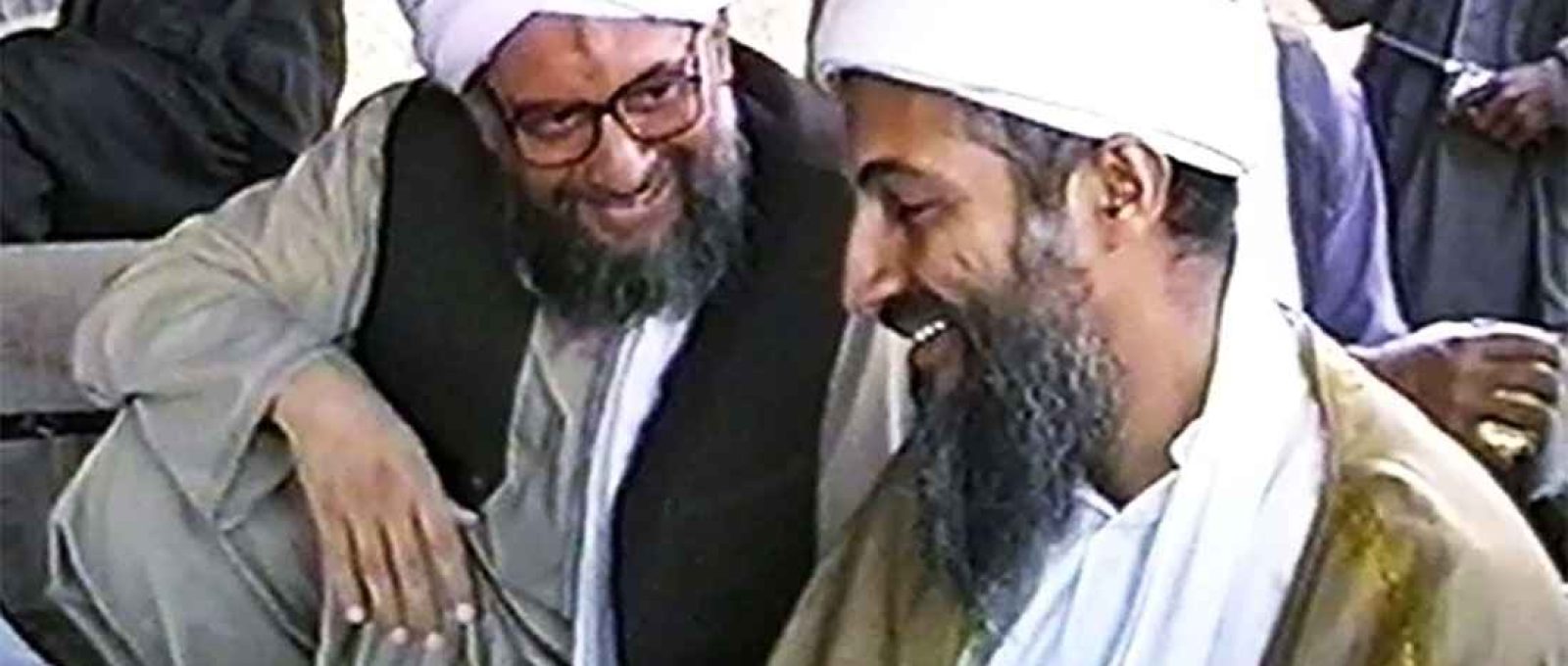 Ayman al-Zawahiri, à esquerda, conversa com Osama bin Laden (CNN/Getty Images).