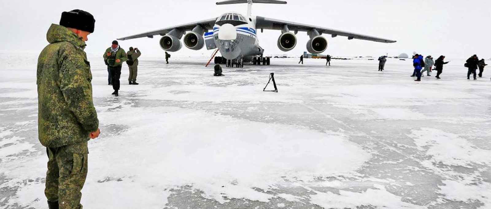 Nagurskoye, na ilha congelada de Alexandra Land, é a base militar mais ao norte da Rússia (Foto: Alexander Zemlianichenko/AP).