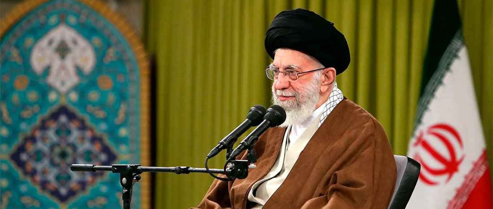 O Líder Supremo do Irã, Aiatolá Ali Khamenei, em uma reunião com um grupo de forças paramilitares Basij em Teerã, Irã, em 26 de novembro de 2022 (Escritório do Líder Supremo Iraniano via AP).