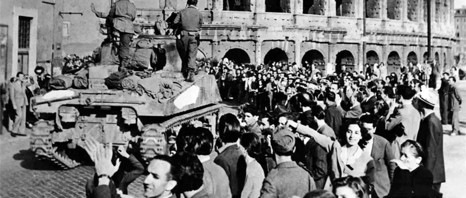 Tropas da 85ª Divisão do Exército dos EUA marchando pela Porta Maggiore enquanto ocupam a cidade de Roma, 5 de junho de 1944 (US Signal Corps/National Archives, Washington).