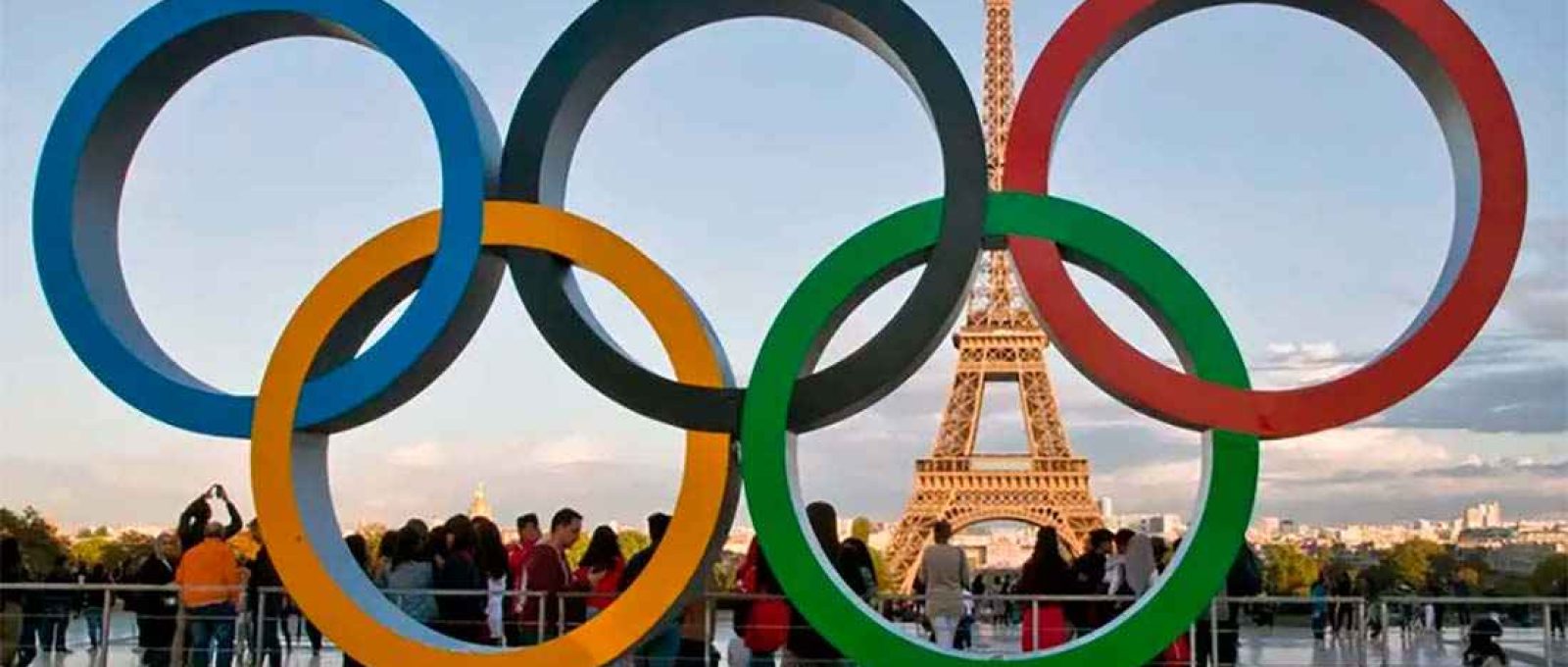 Anéis olímpicos na praça Trocadero, com vista para a Torre Eiffel, em Paris (AP).
