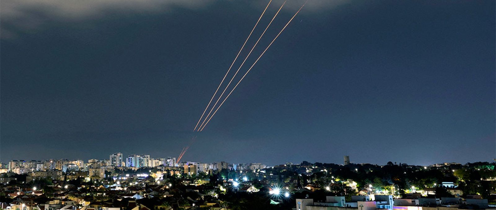 Um sistema antimíssil operando durante o ataque do Irã contra Israel, visto de Ashkelon, Israel, 14 de abril (Amir Cohen/Reuters).