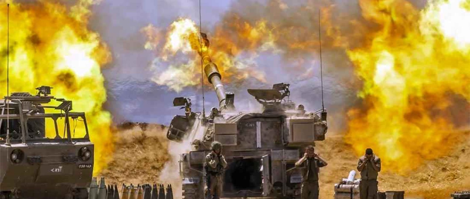 Unidade de artilharia israelense dispara contra alvos na Faixa de Gaza (Foto: AP).