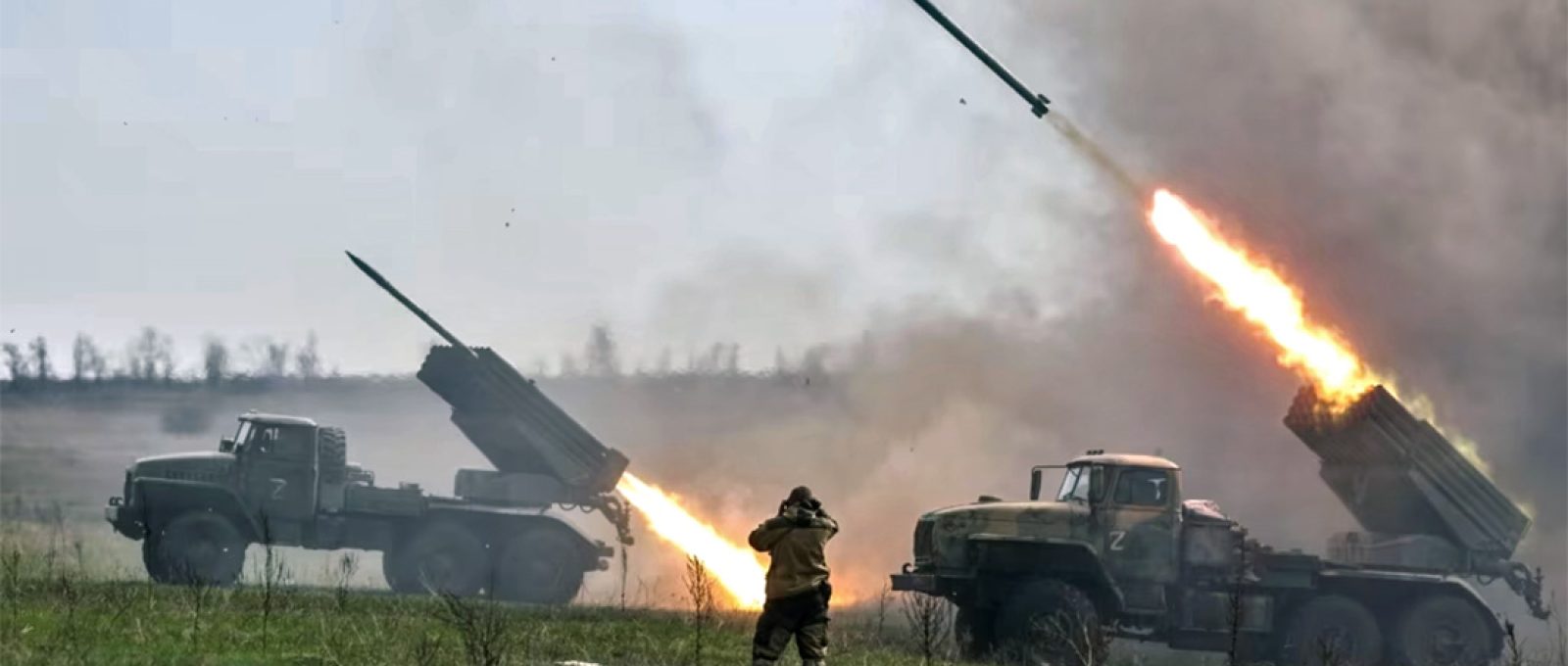 Artilharia russa disparando (Sergei Bobylev/Tass).
