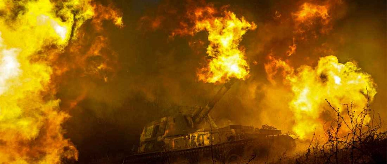 Artilharia autopropulsada ucraniana dispara contra posições russas na região de Kharkov, Ucrânia, 24 de dezembro de 2022 (Evgeniy Maloletka/AP).