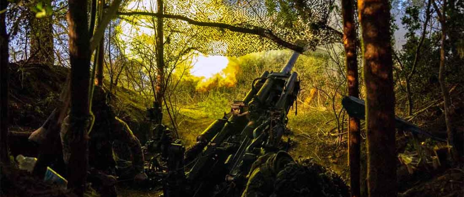 Militares ucranianos da 148ª Brigada de Artilharia separada das Forças de Assalto Aéreo das Forças Armadas da Ucrânia disparam um obus M777 em direção a posições russas, na frente de Donetsk, Ucrânia, terça-feira, 7 de maio de 2024 (Francisco Seco/Associated Press).
