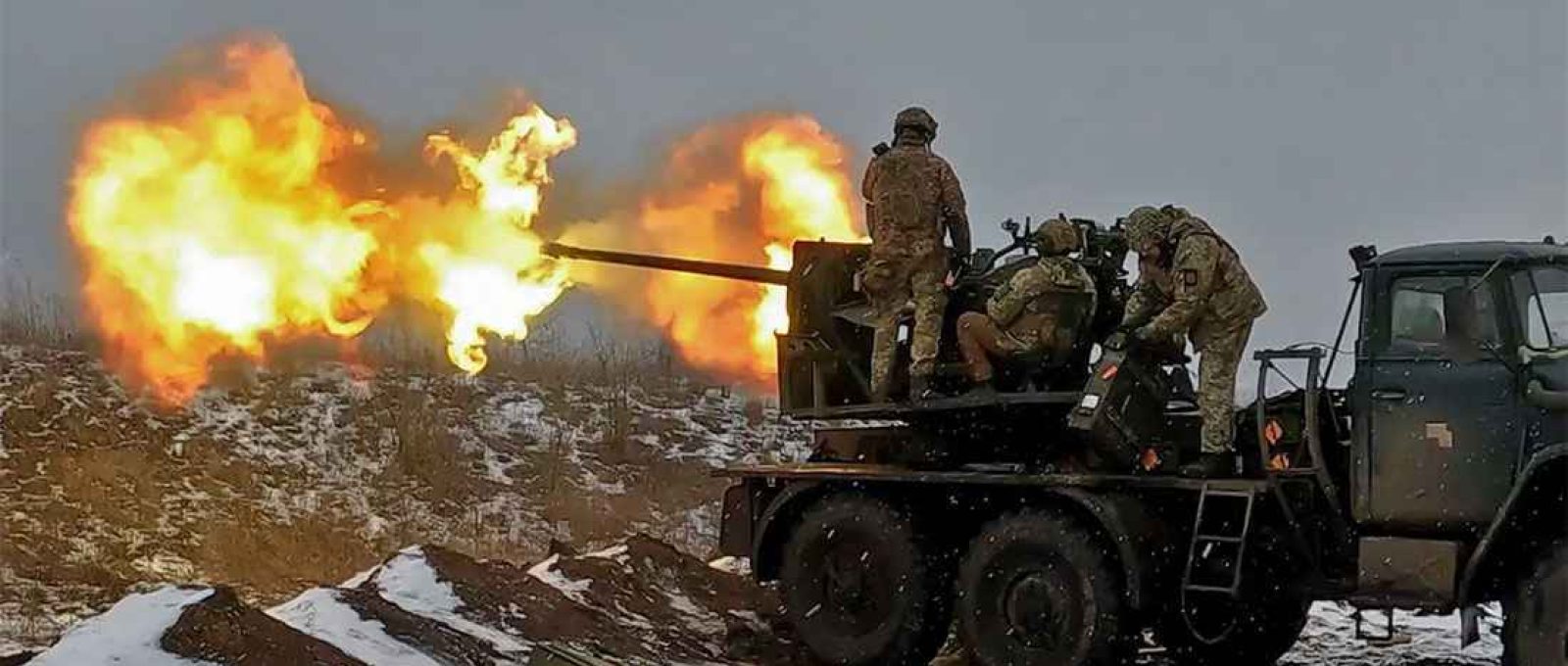 Soldados ucranianos disparam uma arma antiaérea perto de Bakhmut (Sergey Shestak/EPA).