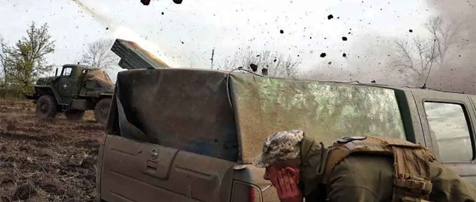 Artilheiros da 80ª brigada de assalto aerotransportada ucraniana disparam um lançador de foguetes múltiplo BM-21 Grad em direção a posições russas na linha de frente perto de Bakhmut, 18 de abril (Anatolii Stepanov/AFP via Getty Images).