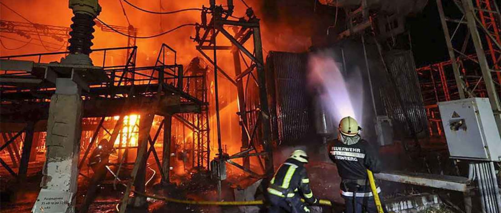 Equipes ucranianas combatem um incêndio depois que um foguete atingiu um objetivo de infraestrutura elétrica em Kharkov, na Ucrânia (Sergey Kozlov/EPA-EFE).
