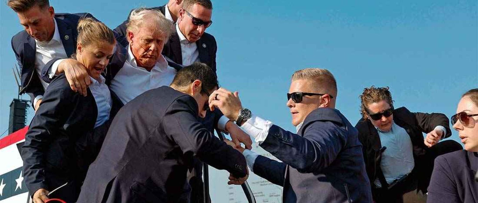 Trump é levado para fora do palco por agentes do Serviço Secreto dos EUA (Anna Moneymaker/Getty Images).