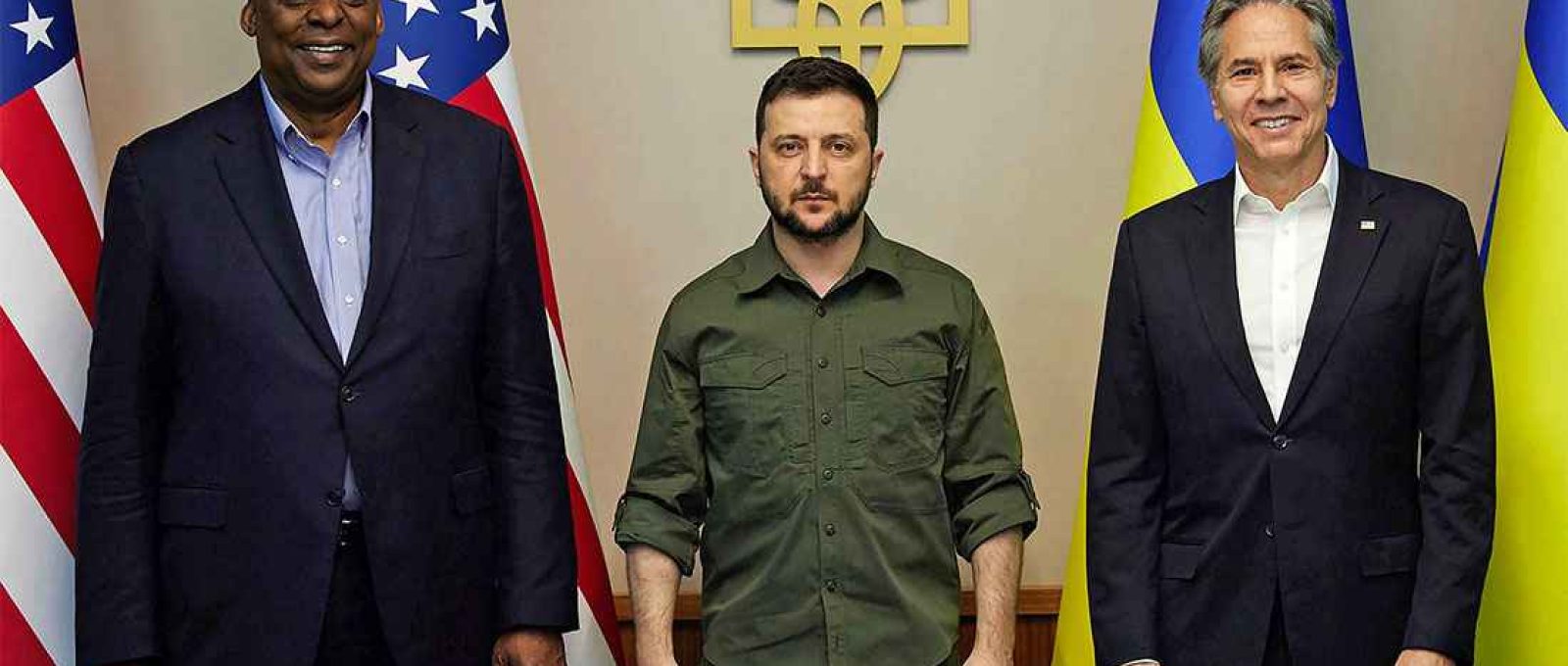 O secretário de Estado dos EUA, Antony Blinken (dir.) e o secretário de Defesa, Lloyd Austin (esq.) com o presidente da Ucrânia, Volodymyr Zelensky (Assessoria de Imprensa Presidencial Ucraniana/AP).