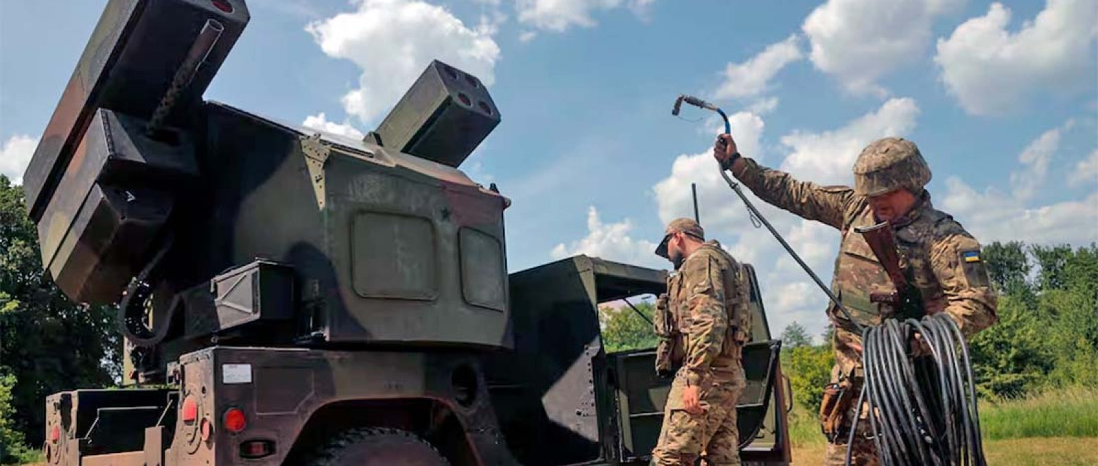 Militares ucranianos preparam um sistema de mísseis de defesa aérea móvel AN/TWQ-1 Avenger perto de Kiev, Ucrânia, 16 de junho de 2023 (Anna Voitenko/Reuters).