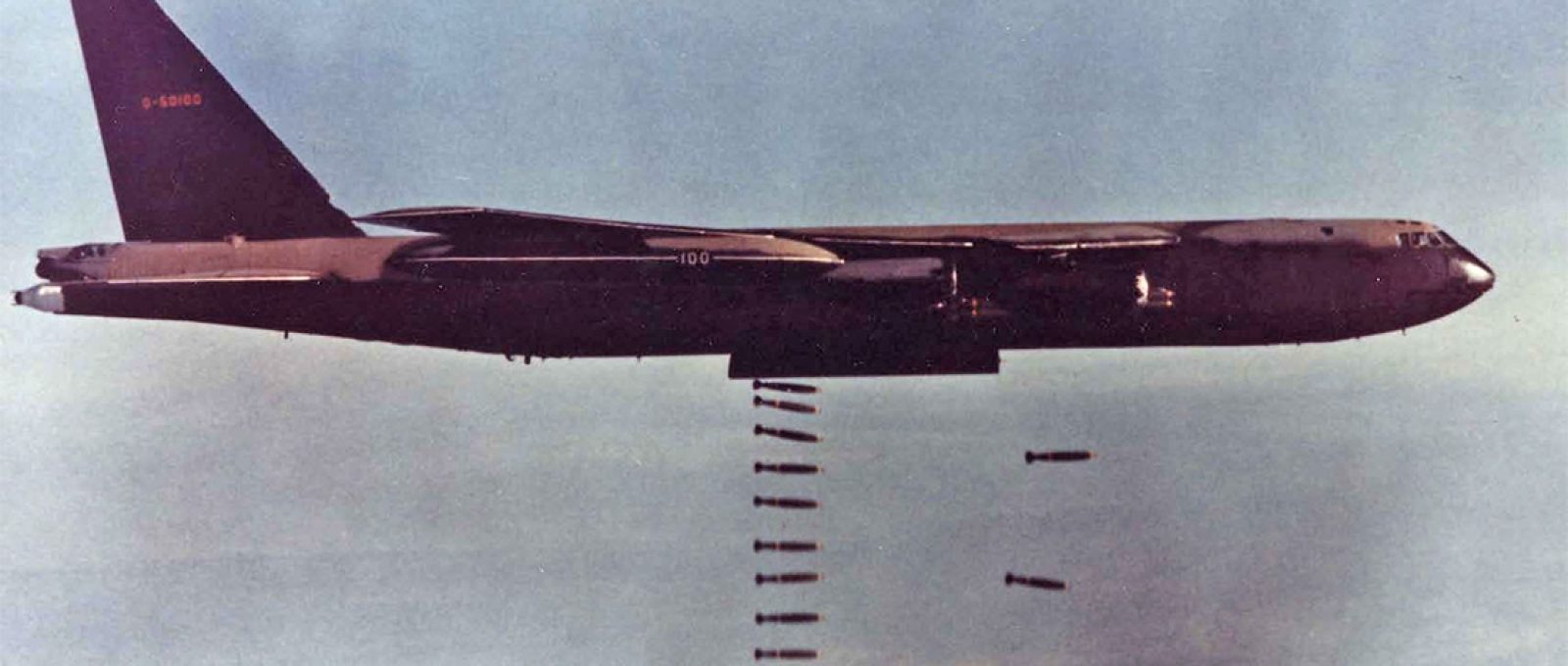 B-52 em missão de bombardeio durante a Operação Linebacker (U.S. Air Force Historical Support Division).