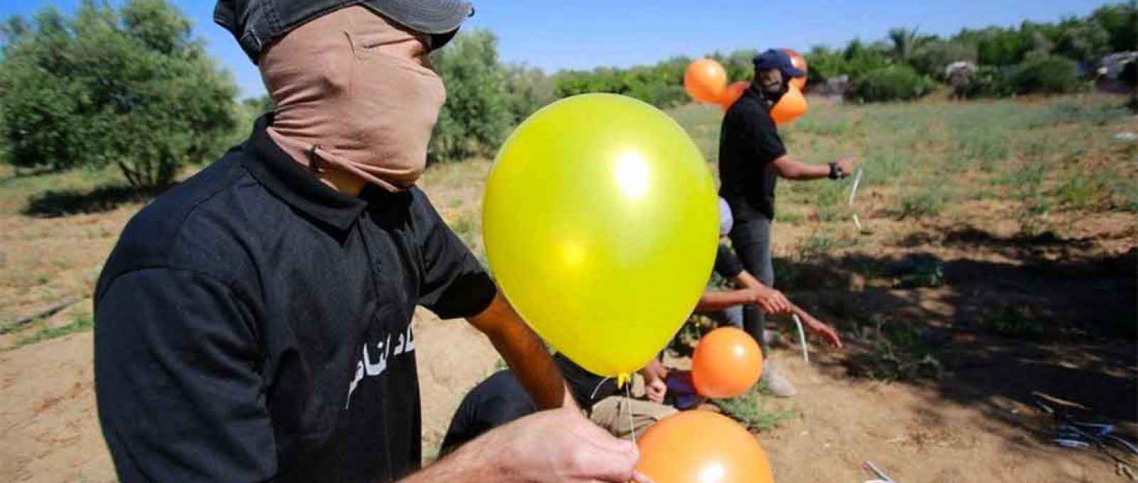 Militantes do Hamas lançaram balões incendiários perto da fronteira de Gaza com Israel (Foto: Getty).