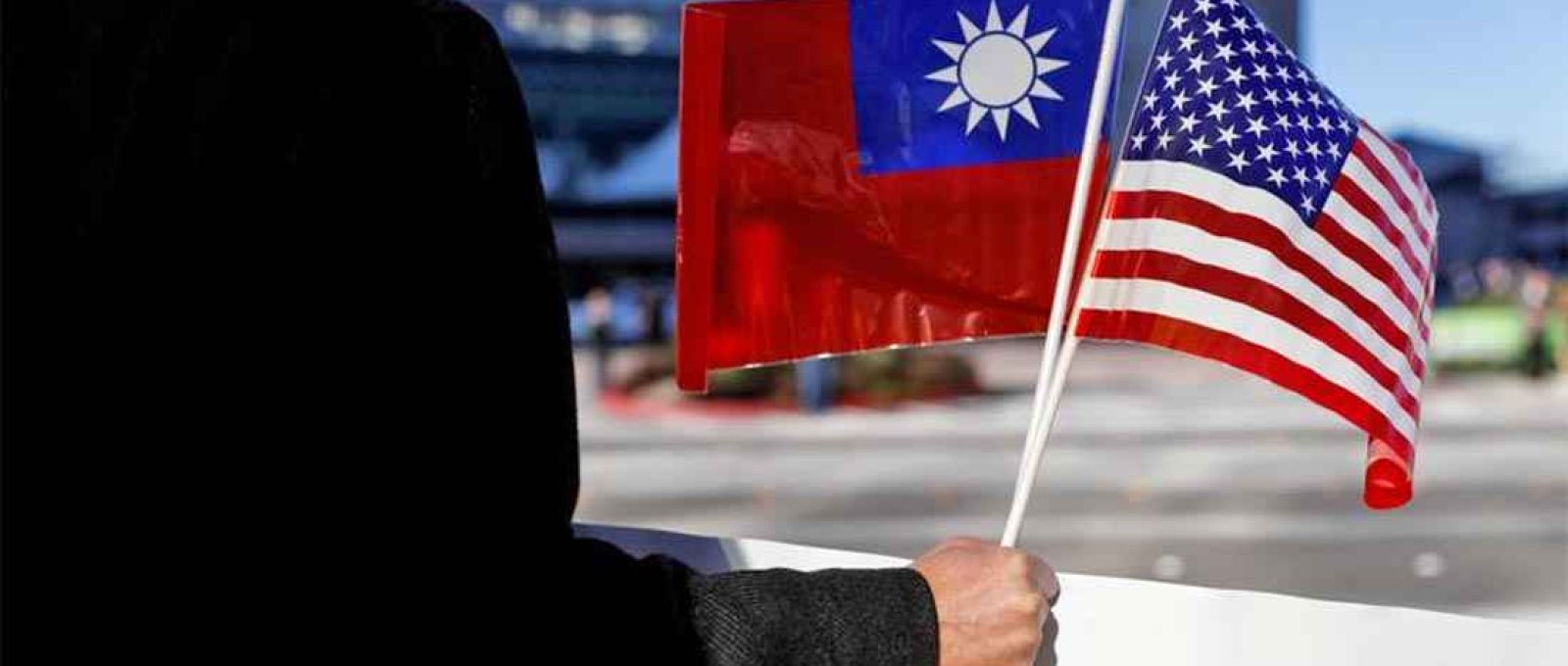 Um manifestante segura bandeiras de Taiwan e dos Estados Unidos em apoio ao presidente taiwanês Tsai Ing-wen durante uma escala após sua visita à América Latina em Burlingame, Califórnia, EUA, em 14 de janeiro de 2017 (Foto: Stephen Lam/Reuters).