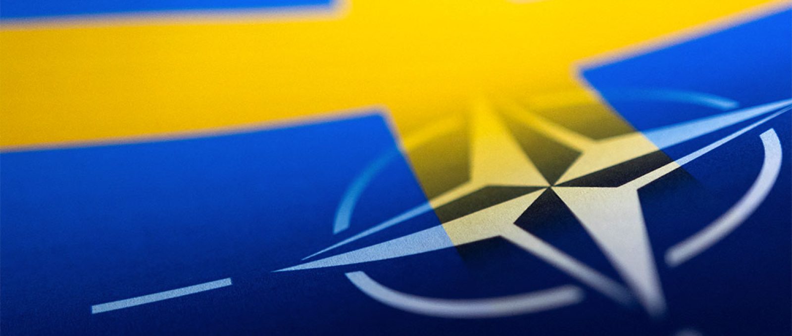 Ilustração com as bandeiras da Suécia e da OTAN (Dado Ruvic/Reuters).