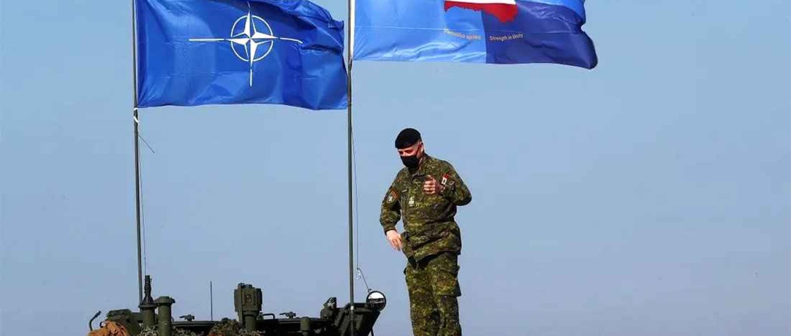 Bandeiras da OTAN e do grupo de batalha da Presença Avançada da OTAN na Letônia durante o exercício militar Crystal Arrow 2021 em Adazi, Letônia, 26 de março de 2021 (Reuters).