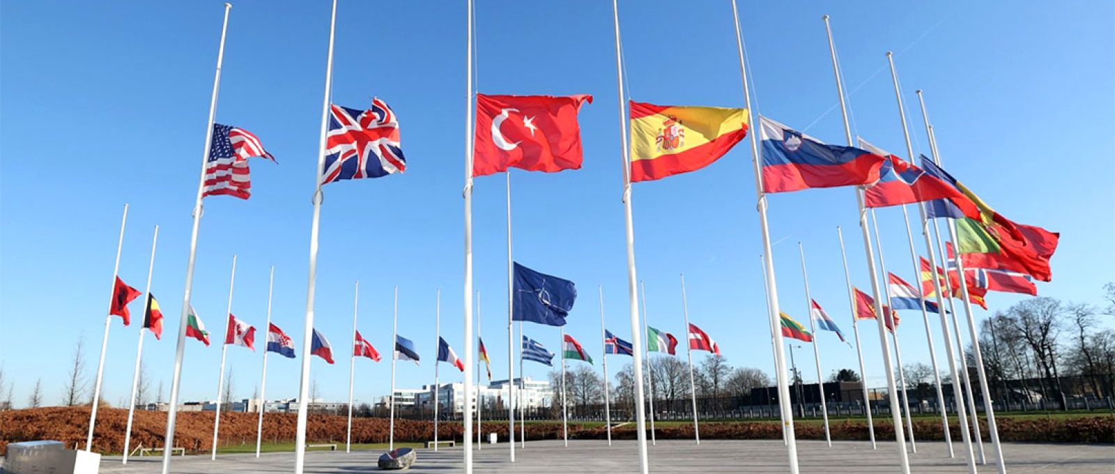 Bandeiras dos estados membros da OTAN tremulam a meio pau na sede da aliança em Bruxelas, na Bélgica, em 7 de fevereiro de 2023 (Agência Anadolu).