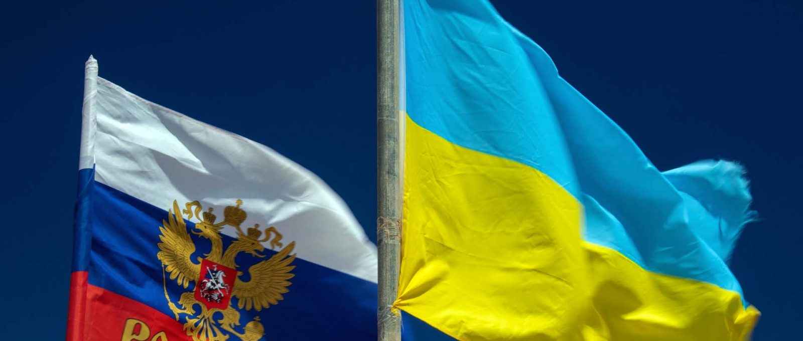Bandeiras da Rússia e Ucrânia (Public Domain Pictures).
