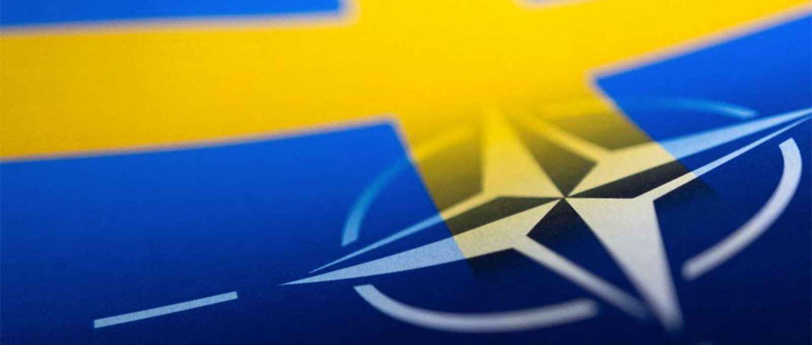 Ilustração com bandeiras da Suécia e da OTAN (Dado Ruvic/Reuters).