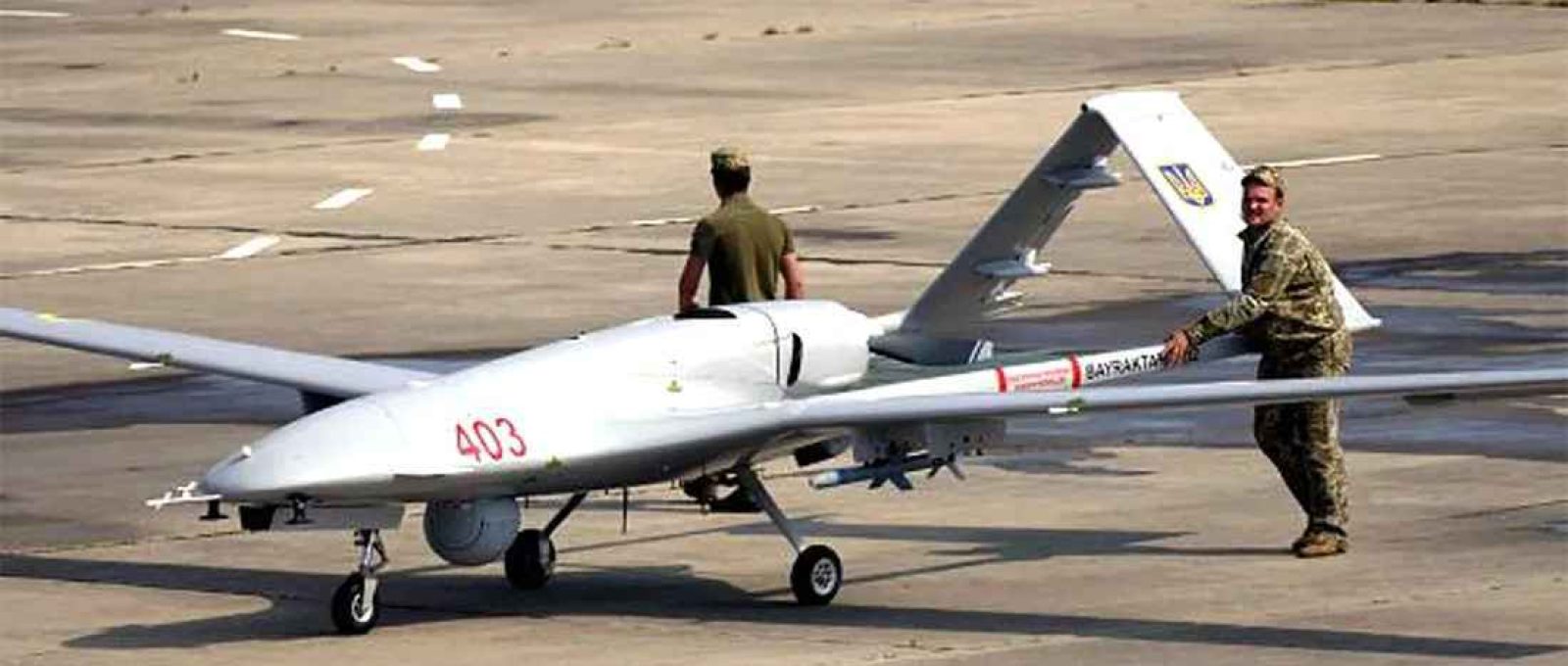 Militares ucranianos com um drone turco Bayraktar TB2 no aeródromo de Kulbakyne durante o Exercício Sea Breeze 2021 em Mykolayiv, sul da Ucrânia (Yulii Zozulia/Ukrinform/Future Publishing/Getty Images).