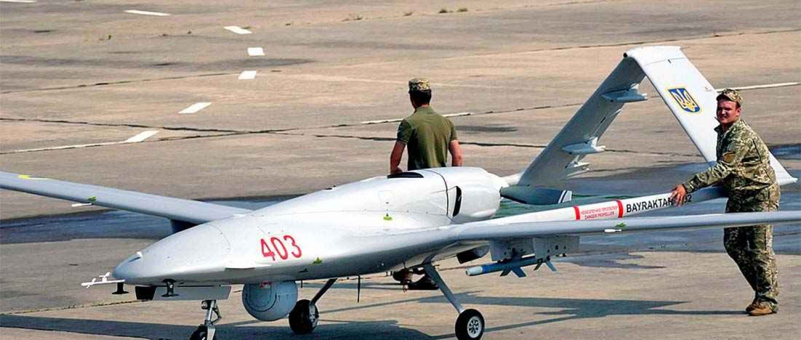 Militares ucranianos trabalham em um drone turco Bayraktar TB2 durante o Exercício Sea Breeze 2021 em Mykolaiv, Ucrânia (Yulii Zozulia/Ukrinform/Future Publishing/Getty Images).