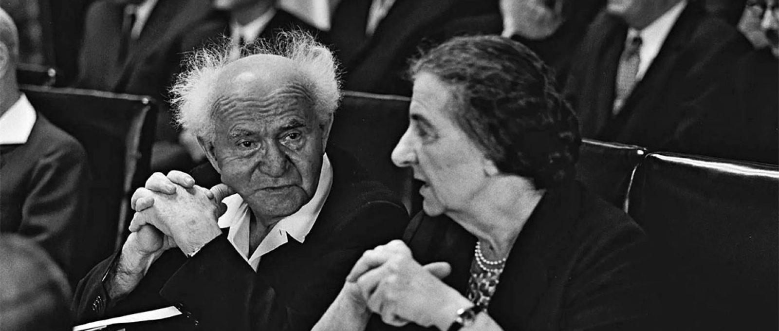 David Ben-Gurion com Golda Meir no Knesset em Jerusalém, 1962 (Fritz Cohen/Governo do Estado de Israel).