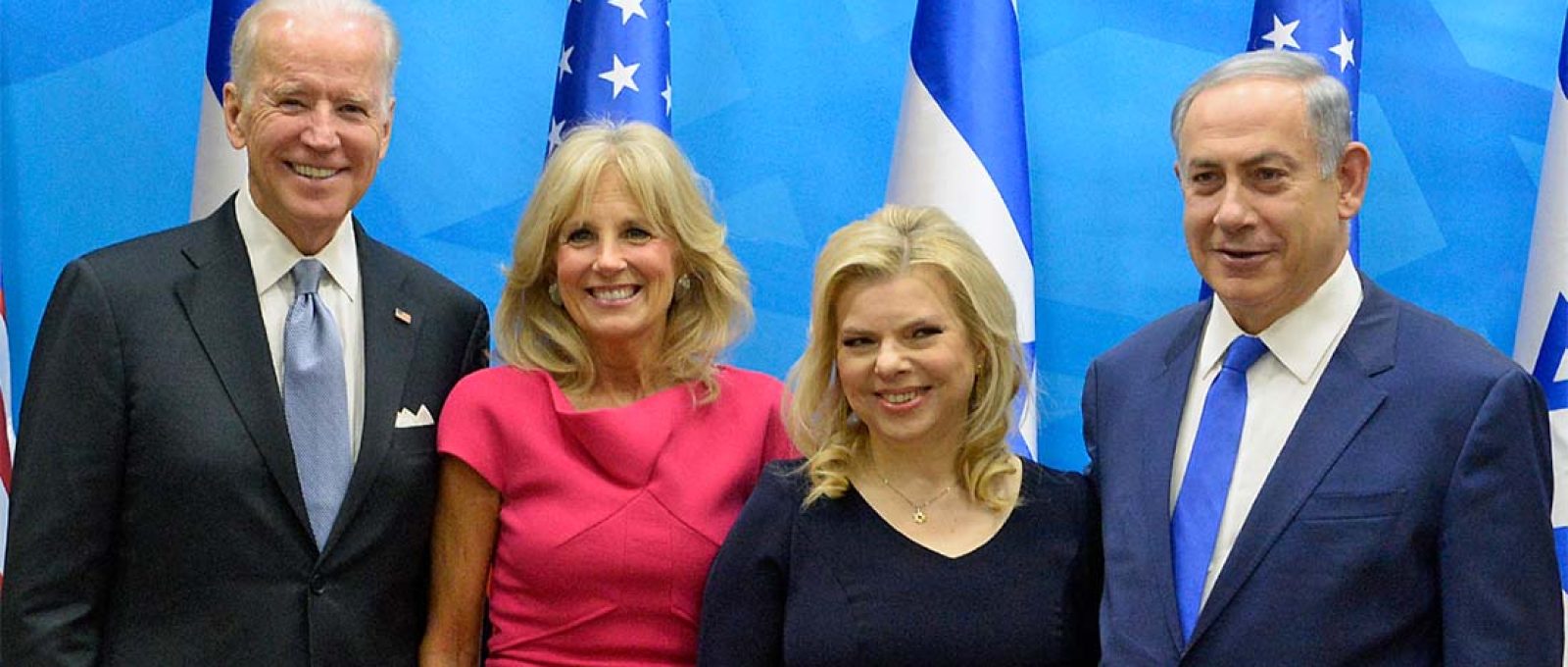 O então vice-presidente dos EUA Joe Biden e sua esposa posam para foto com o primeiro-ministro israelense Benjamin Netanyahu e sua esposa, em Israel em março de 2016 (Embaixada americana em Tel Aviv).