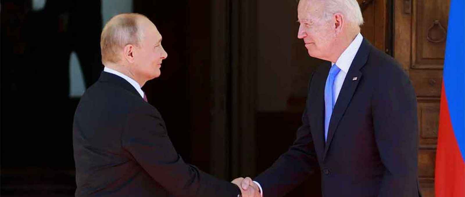 Biden e Putin cumprimentam-se antes do início da reunião (Foto: Denis Balibouse/EPA).