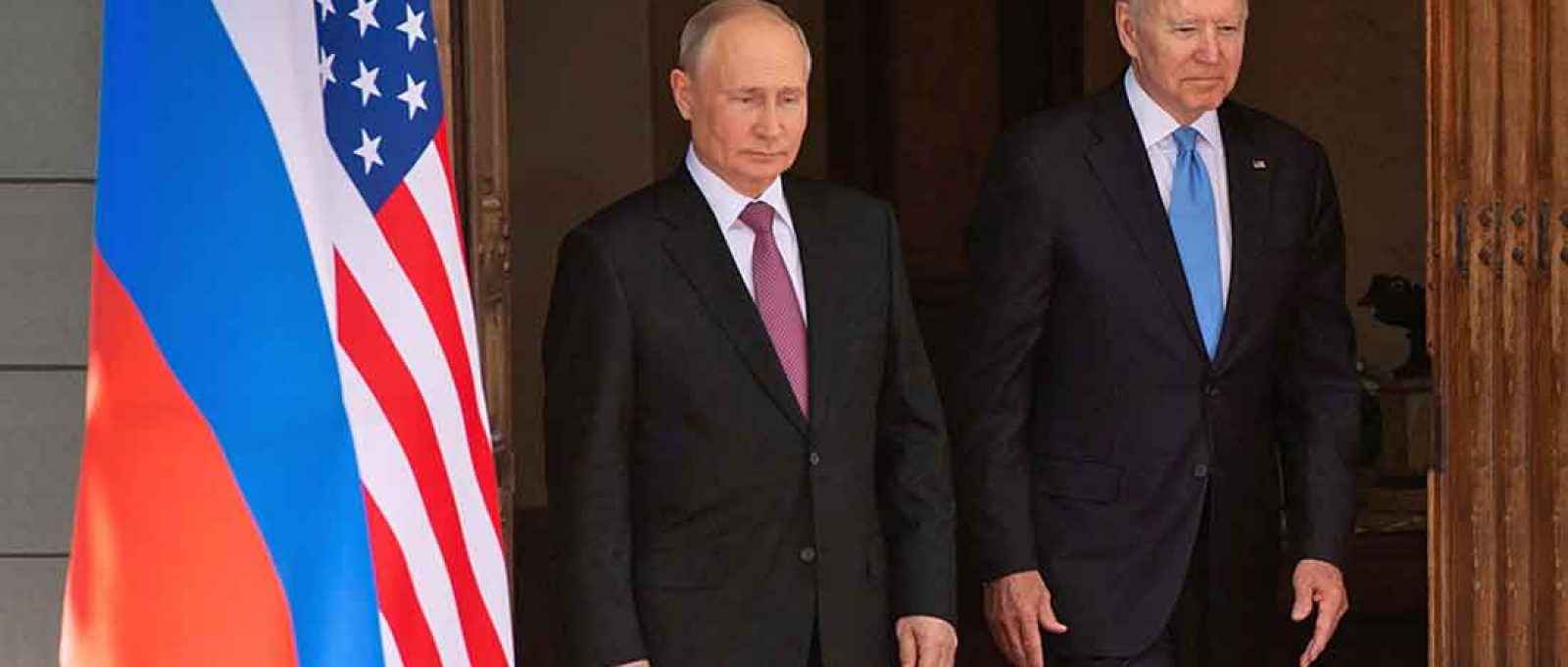Os presidentes dos EUA, Joe Biden, e da Rússia, Vladimir Putin, chegam para a cúpula EUA-Rússia em Villa La Grange, em Genebra, Suíça, em 16 de junho de 2021 (Foto: Saul Loeb/Reuters).