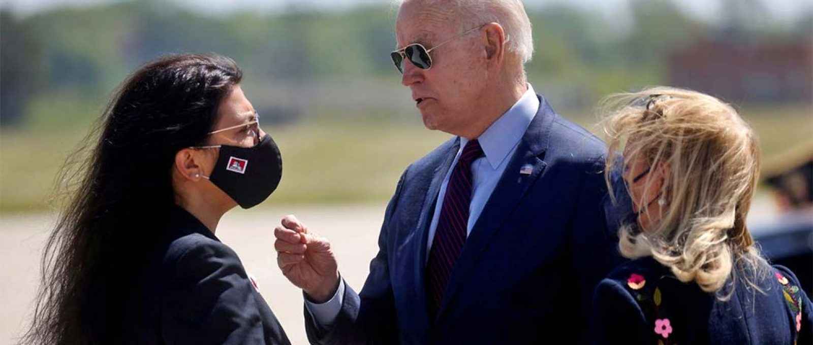 Joe Biden é saudado pela congressista Debbie Dingell (Dem-MI) e pela representante dos EUA Rashida Tlaib no Aeroporto Metropolitano de Detroit Wayne County em Detroit, Michigan, 18 de maio de 2021 (Foto: Leah Millis/Reuters).