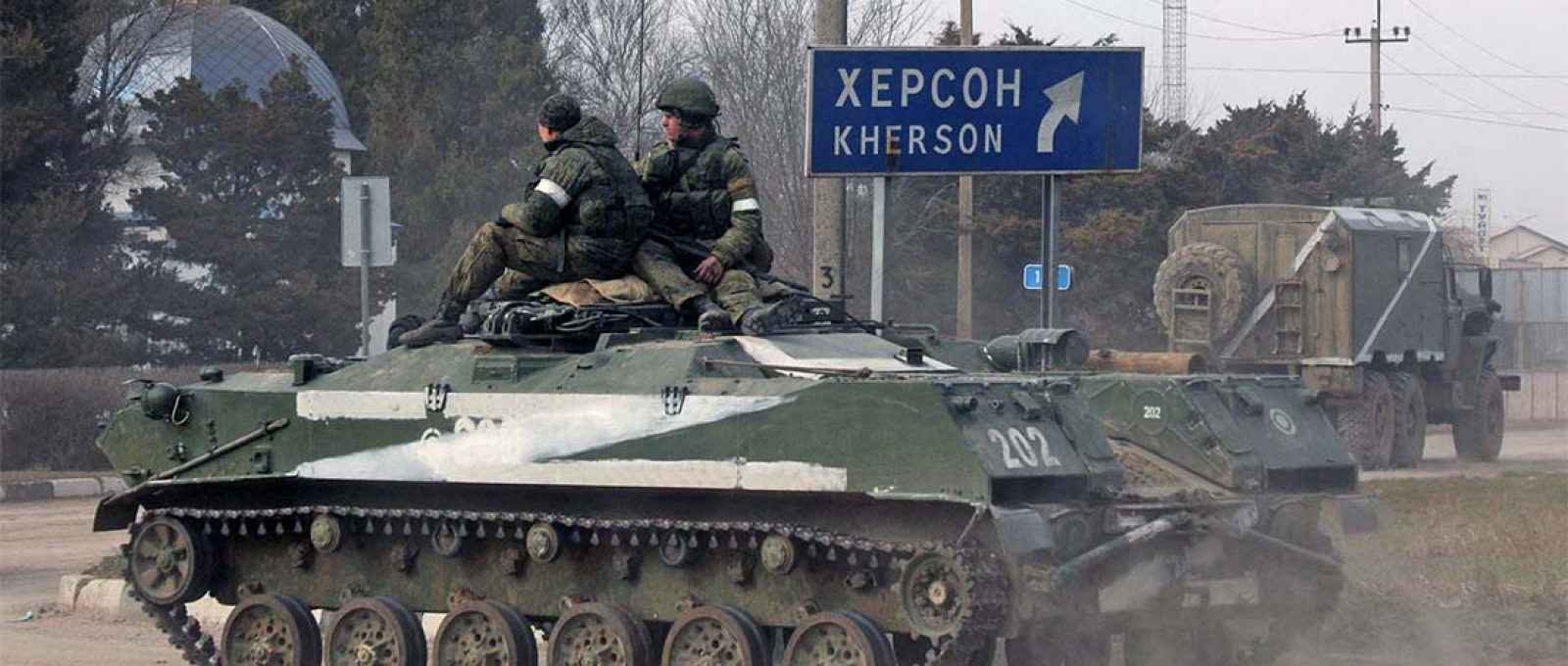 Militares da Rússia em blindado marcado com a letra “Z” em Armyansk, na Crimeia (Stringer/Reuters).