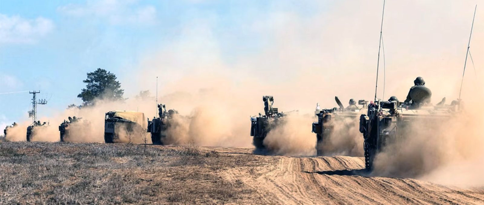 Tanques e veículos do exército israelense sendo posicionados ao longo da fronteira com a Faixa de Gaza na sexta-feira (Jack Guez/AFP/Getty Images).
