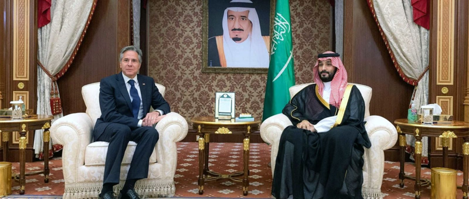 O secretário de Estado americano, Antony Blinken, encontra-se com o príncipe herdeiro saudita, Mohammed bin Salman, em Jeddah, Arábia Saudita (Bandar Al-Jaloud/Palácio Real Saudita via AFP).