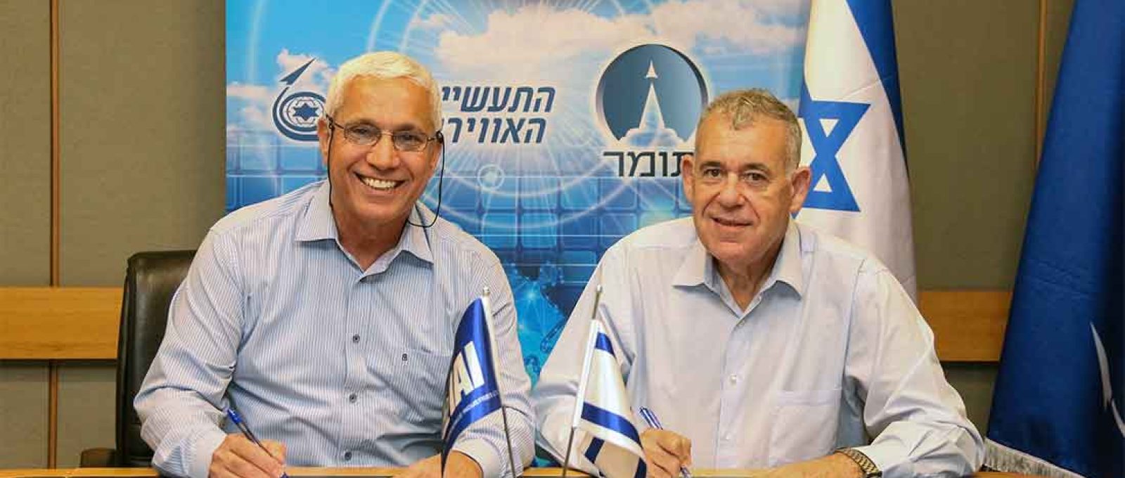 Boaz Levy, Presidente e CEO da IAI, e Mordi Ben Ami, CEO da Tomer, na assinatura do MoU (Foto: Michael Vinersky/IAI).