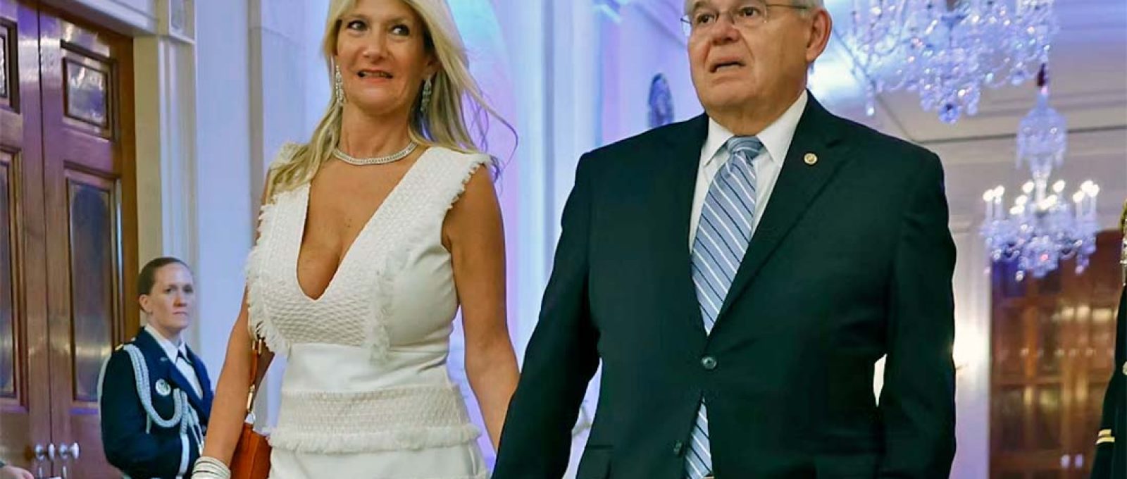 O senador americano Bob Menendez e sua esposa, Nadine Arslanian, chegam para uma recepção na Casa Branca em 16 de maio de 2022 (Chip Somodevilla/Getty Images).