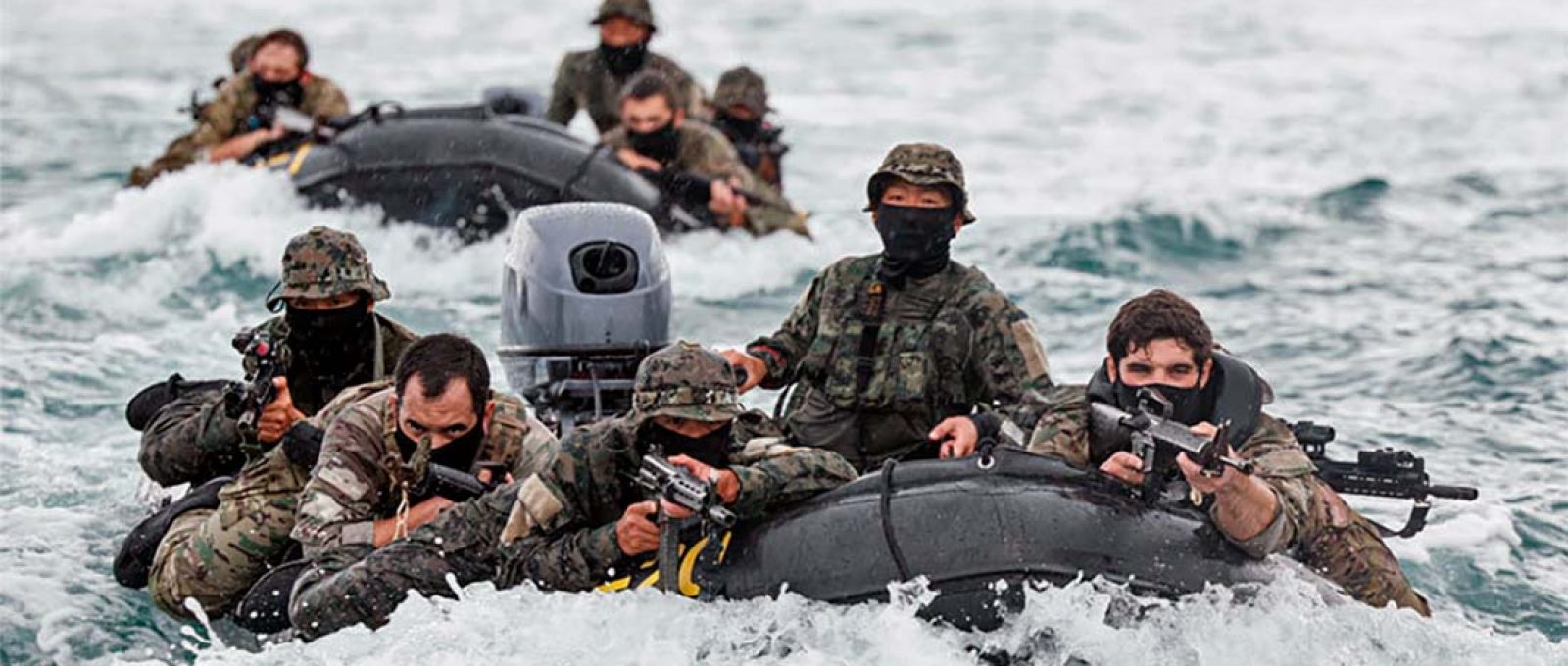 Membros das Forças Especiais da Coreia e dos EUA participam de exercício marítimo, parte da manobra Ulchi Freedom Shield perto da costa de Yangyang, Coreia do Sul (QG do Exército dos EUA via ZUMA Press Wire).