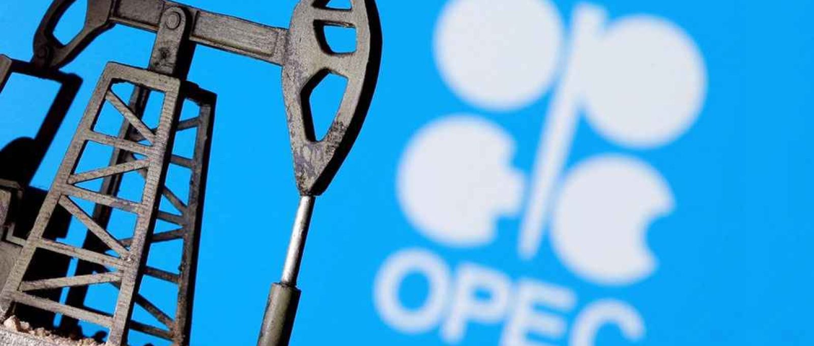 Bomba de óleo impressa em 3D em frente ao logotipo da OPEP (Dado Ruvic/Reuters).